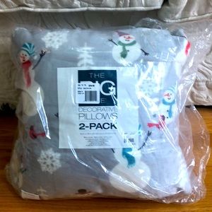 NWT Adorable 2 Pack of Pillows